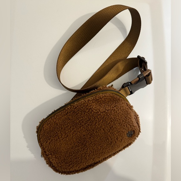 lululemon athletica Handbags - Lululemon Everywhere Belt Bag - Sherpa (1L)